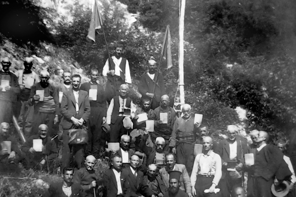 1938 г. - обща снимка с присъстващите на освещаването и молебена по случай откриване на минералния извор в местността „Банята“